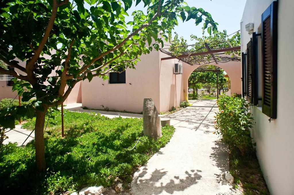 Dolphin Apartments Frangocastelo Bagian luar foto