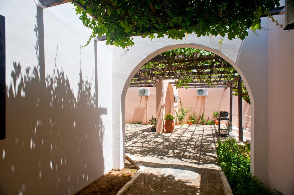 Dolphin Apartments Frangocastelo Bagian luar foto