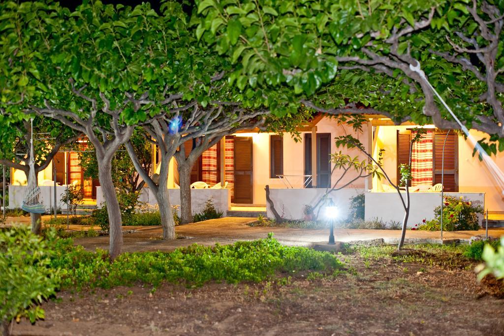 Dolphin Apartments Frangocastelo Bagian luar foto