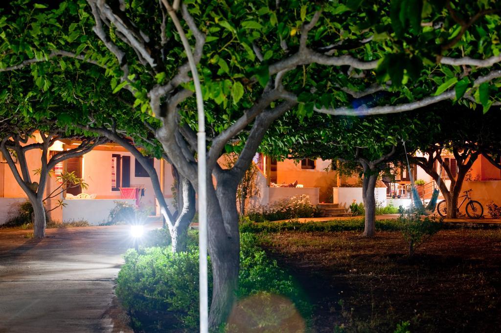 Dolphin Apartments Frangocastelo Bagian luar foto