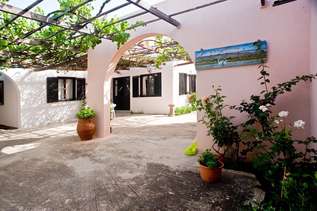 Dolphin Apartments Frangocastelo Bagian luar foto