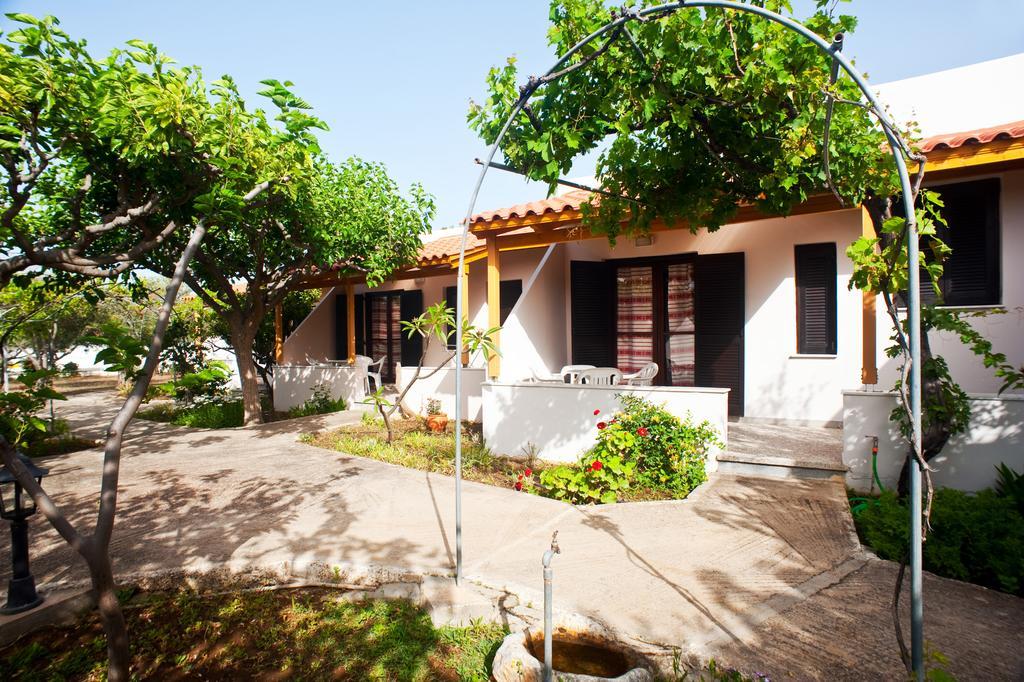 Dolphin Apartments Frangocastelo Bagian luar foto