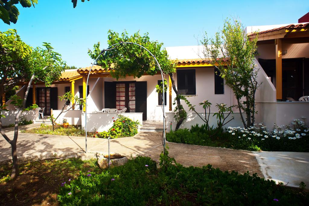 Dolphin Apartments Frangocastelo Bagian luar foto
