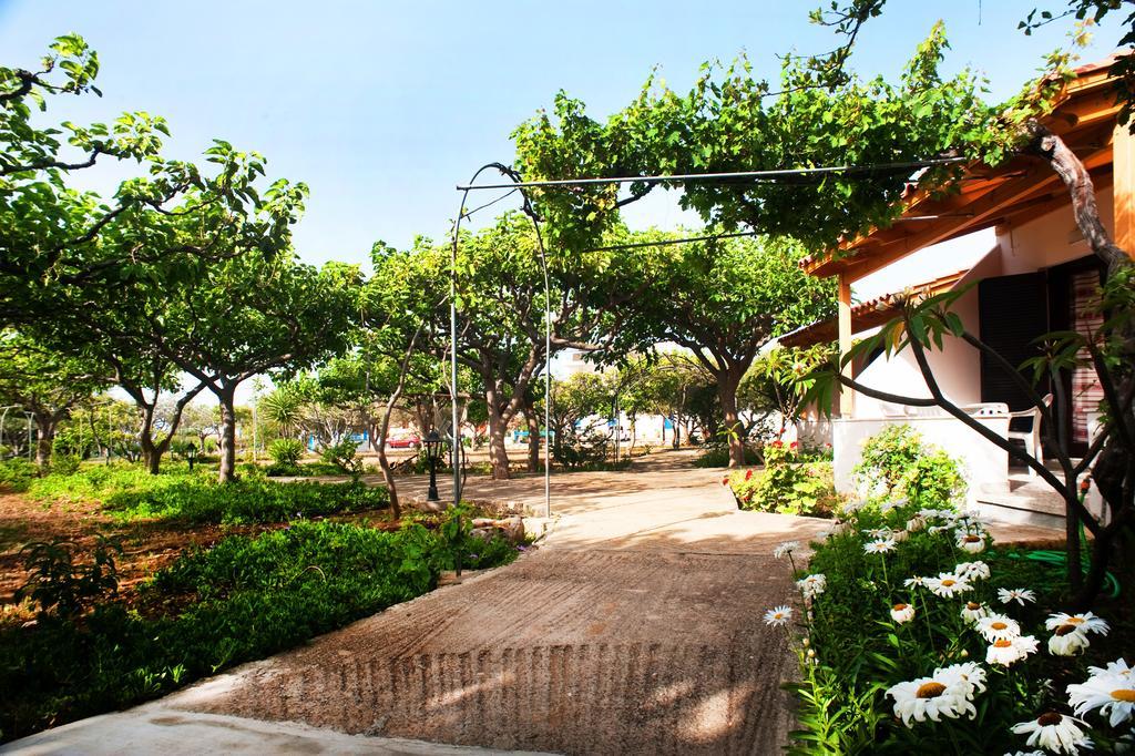 Dolphin Apartments Frangocastelo Bagian luar foto