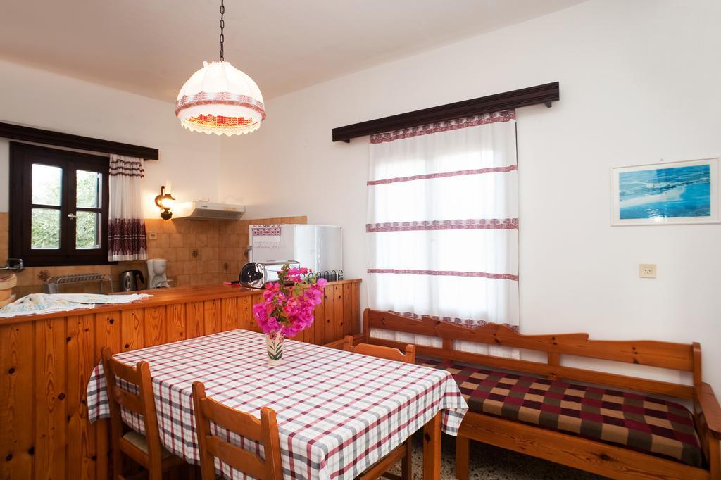 Dolphin Apartments Frangocastelo Bagian luar foto