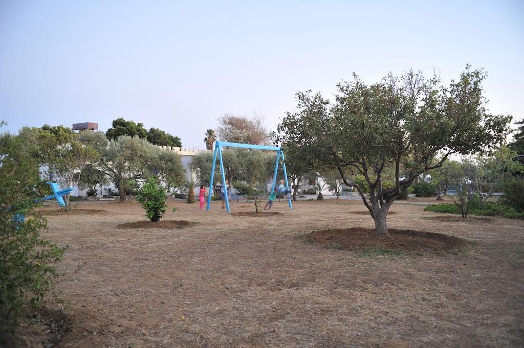 Dolphin Apartments Frangocastelo Bagian luar foto